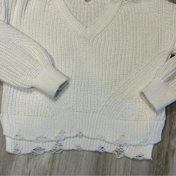 Women’s NOBO Soft Long Sleeve V-Neck Distressed Edge Sweater / Size Small - Picture 5 of 6